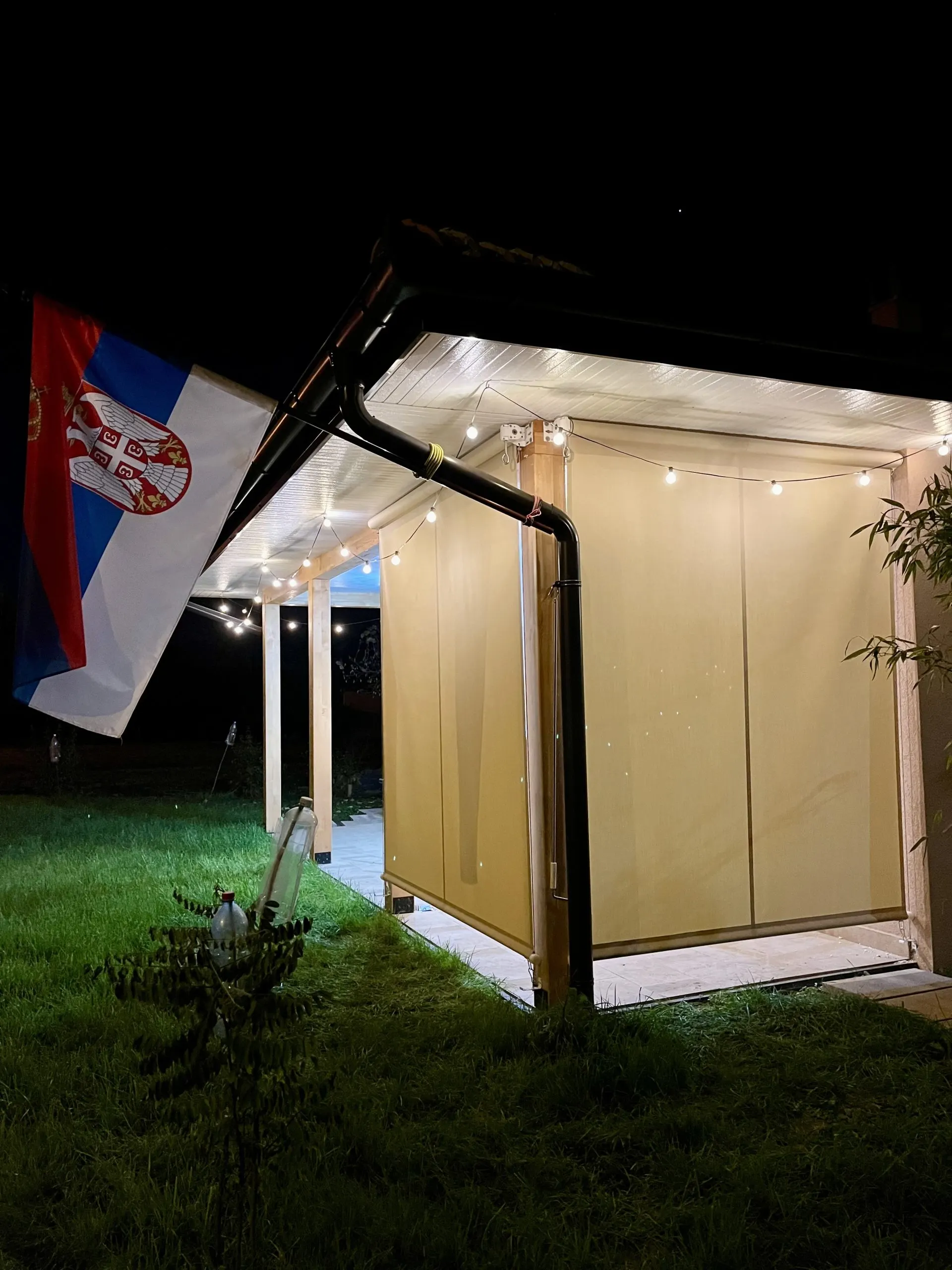Vertikalne tende na pergoli u dvorištu