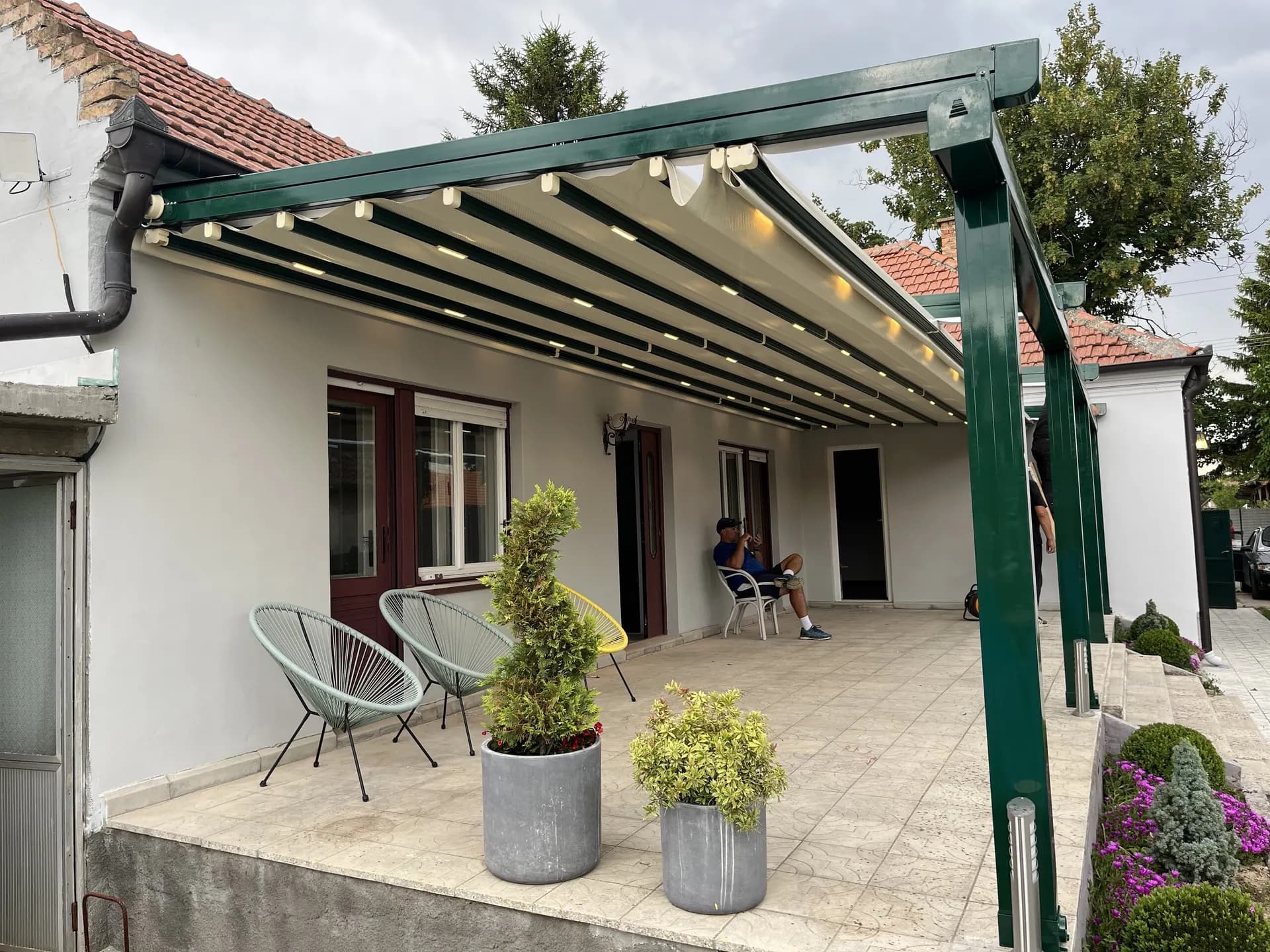 Pergola sa LED rasvetom na terasi