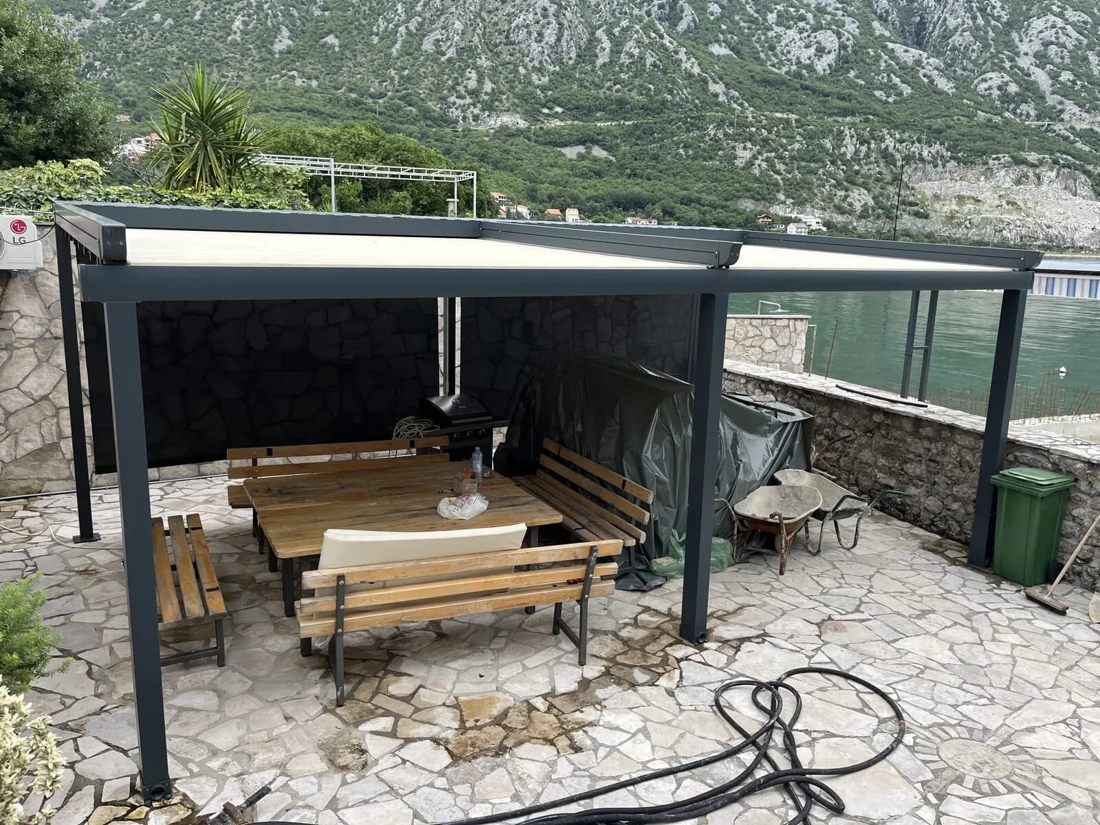 Bioklimatska pergola u dvorištu